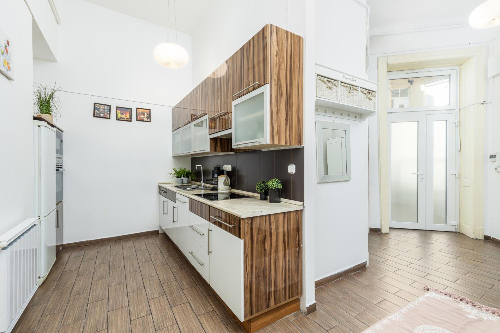 Real Apartments Lovag Будапеща Екстериор снимка