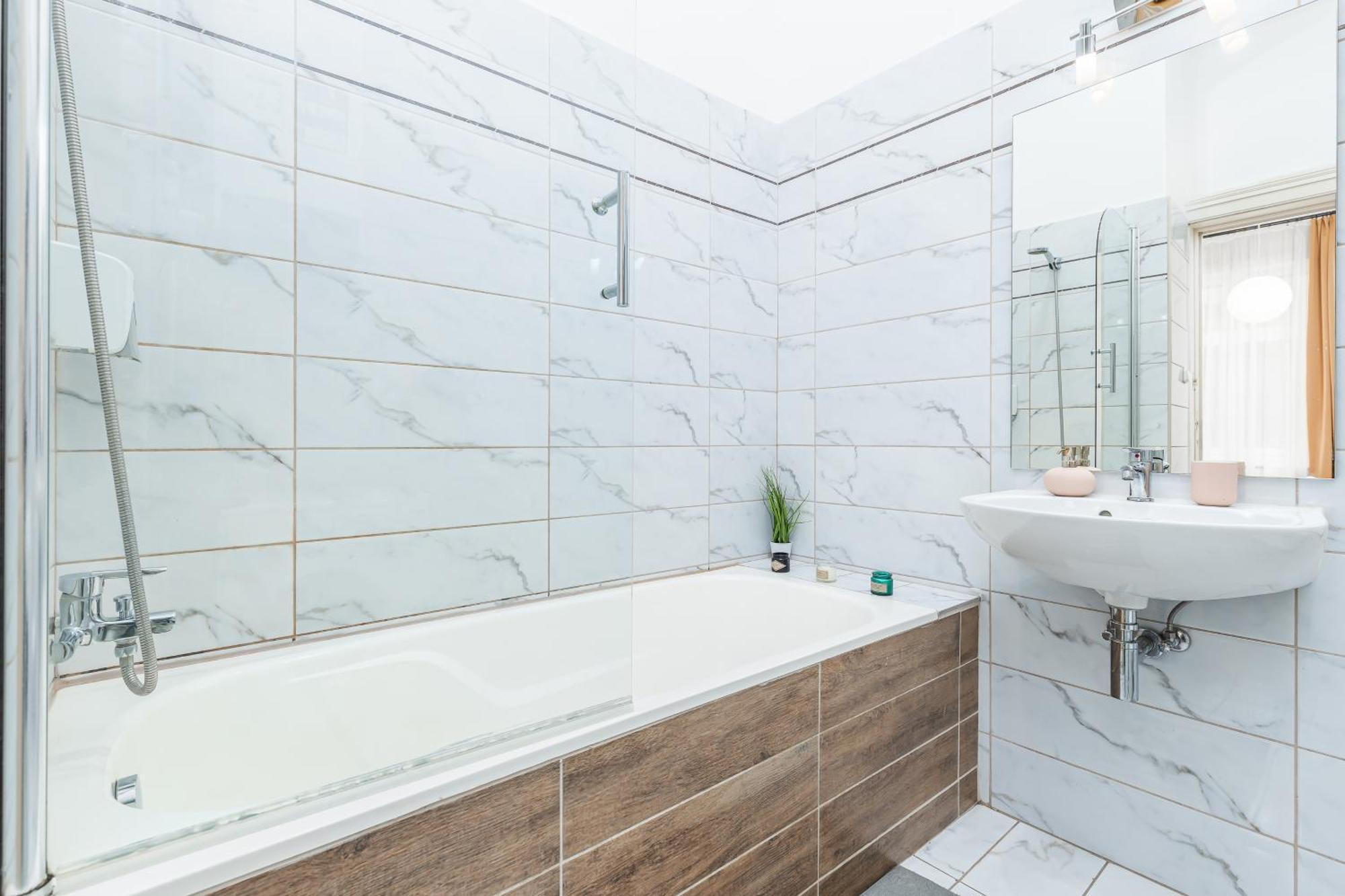 Real Apartments Lovag Будапеща Екстериор снимка
