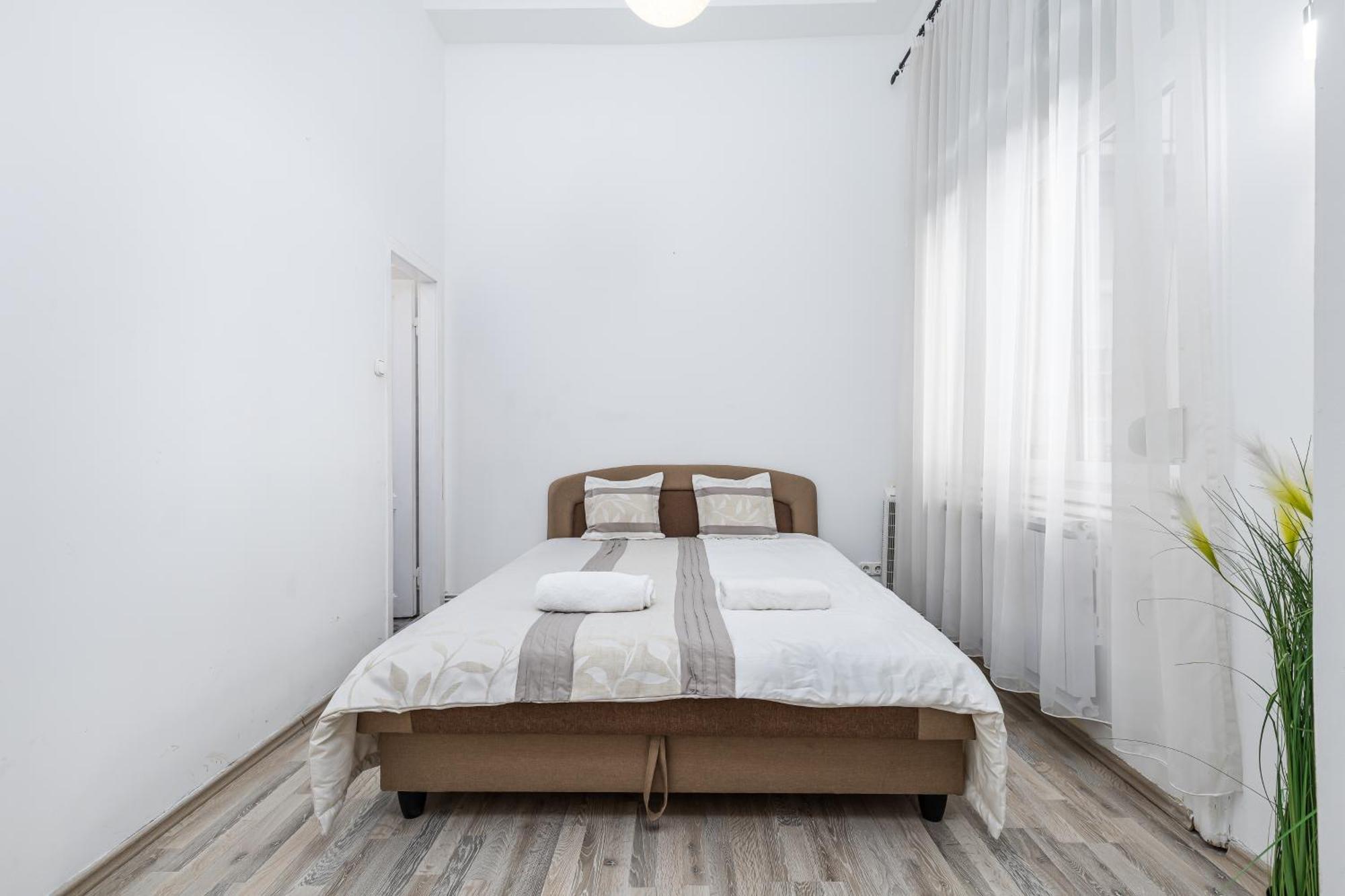 Real Apartments Lovag Будапеща Екстериор снимка