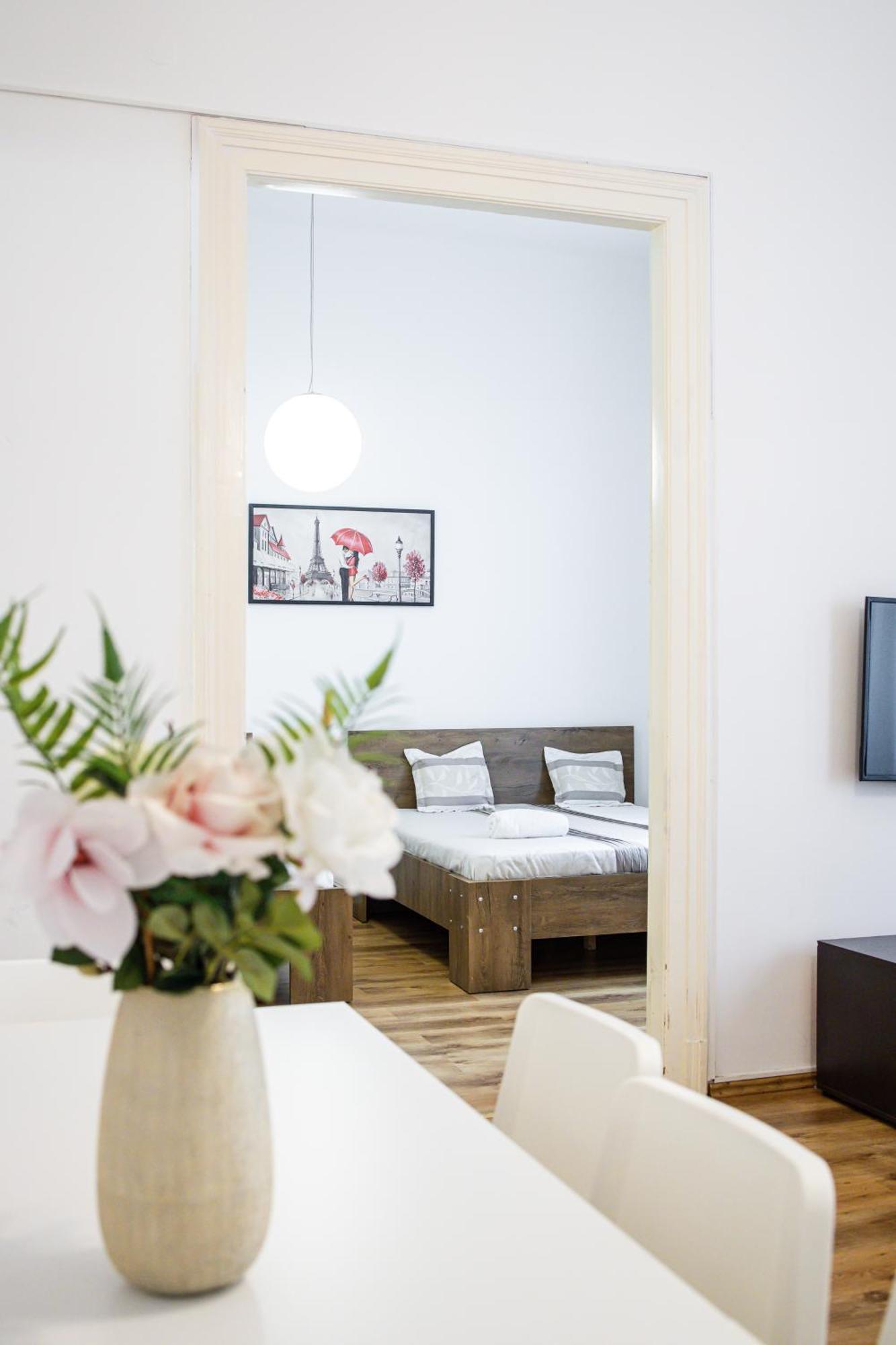 Real Apartments Lovag Будапеща Екстериор снимка