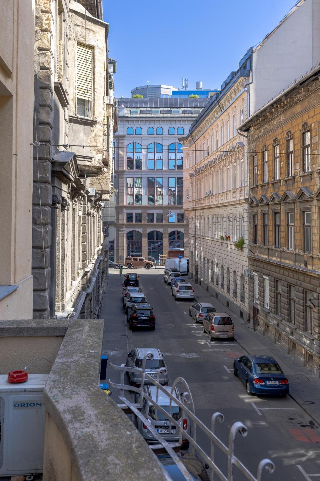 Real Apartments Lovag Будапеща Екстериор снимка