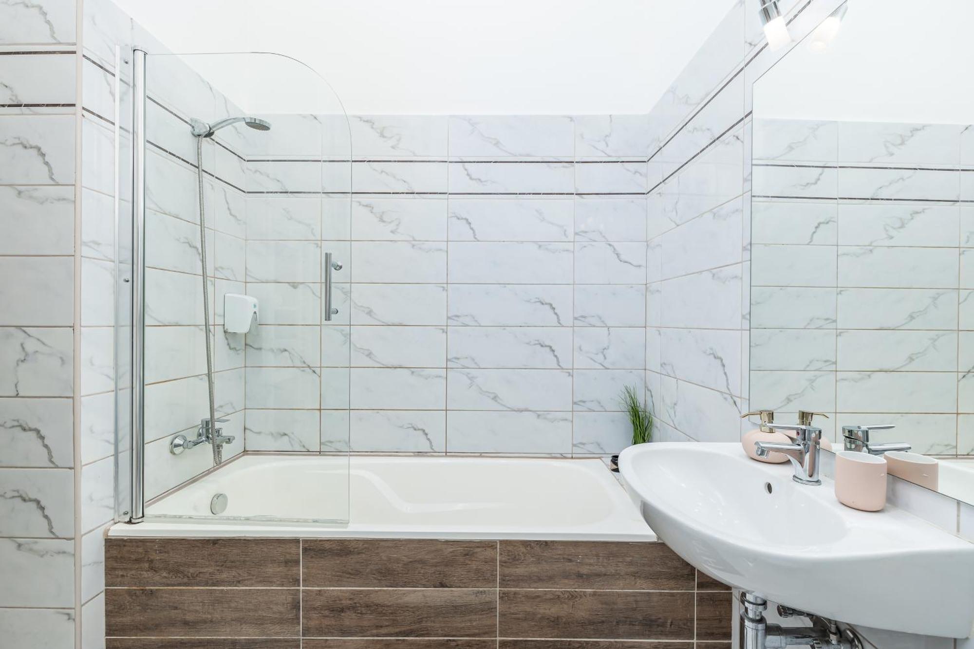 Real Apartments Lovag Будапеща Екстериор снимка