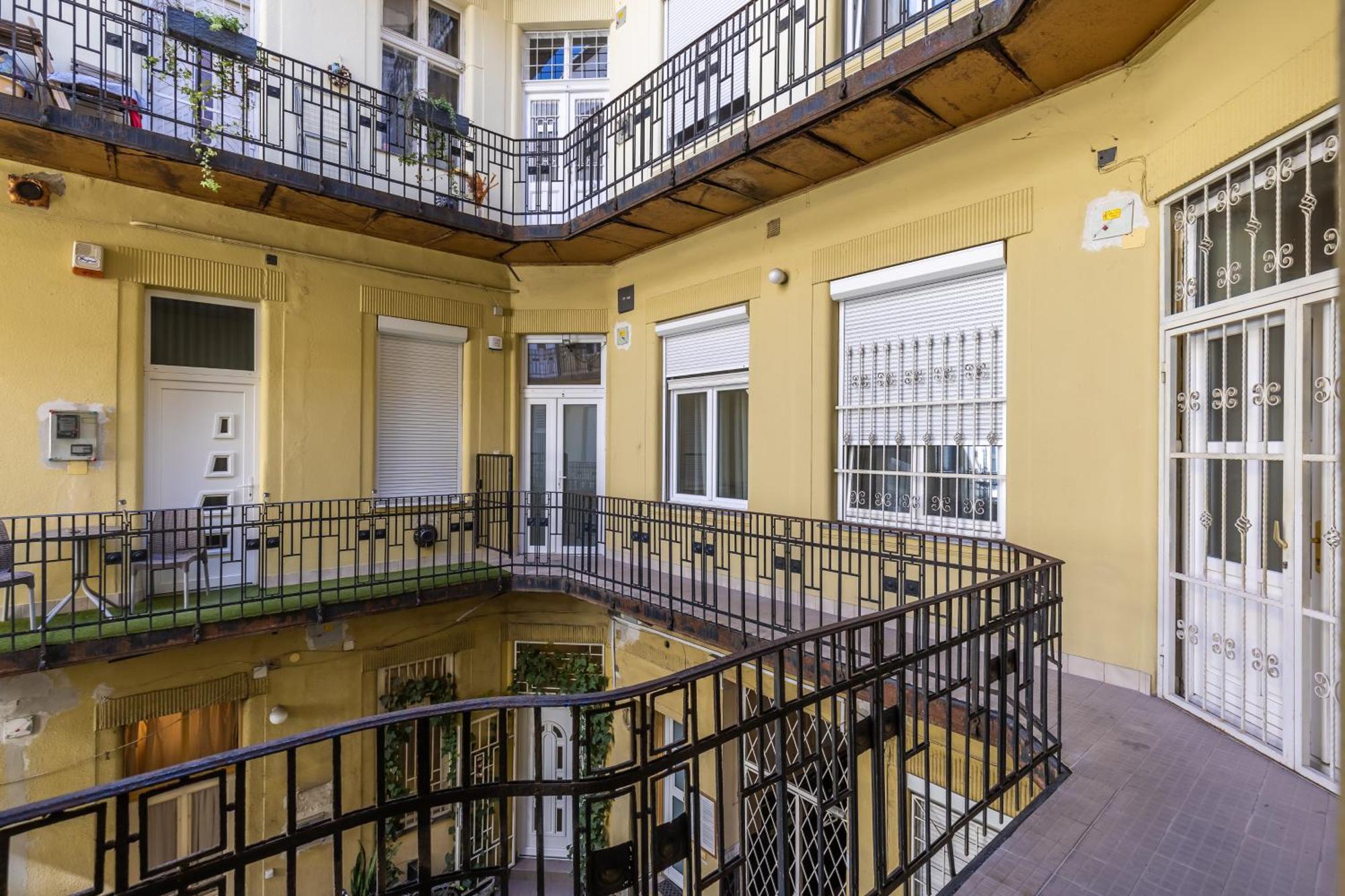 Real Apartments Lovag Будапеща Екстериор снимка