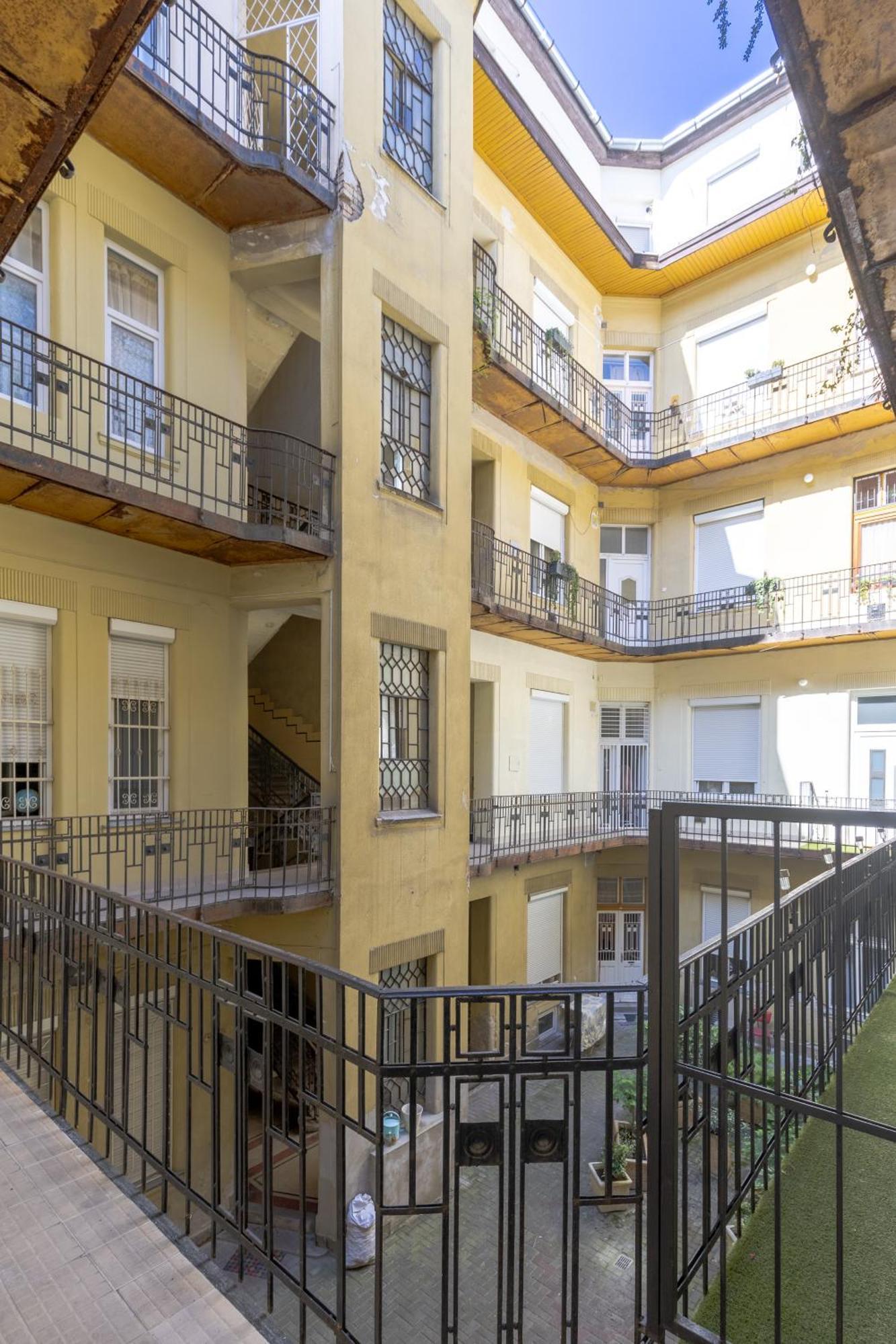 Real Apartments Lovag Будапеща Екстериор снимка